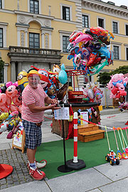 Rudi Balloni mit Luftballons und Vogelpfeiferl  bei "Sommer in der Stadt" auf dem Wittelsbacher Platz (©Foto: Martin Schmitz)